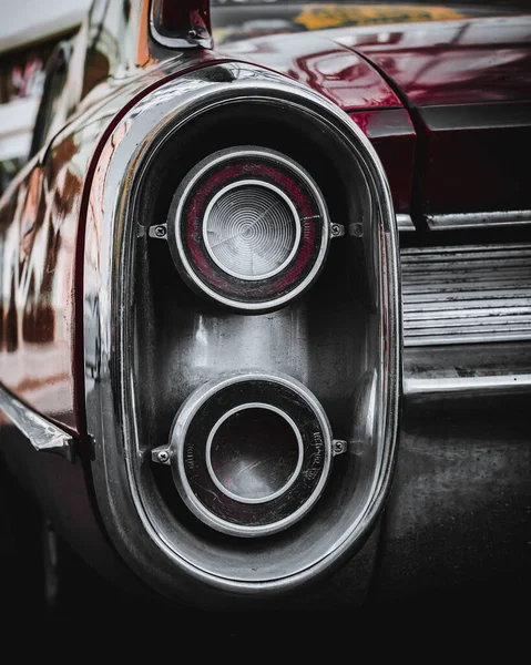 Eski bir arabanın yakın çekimi.
