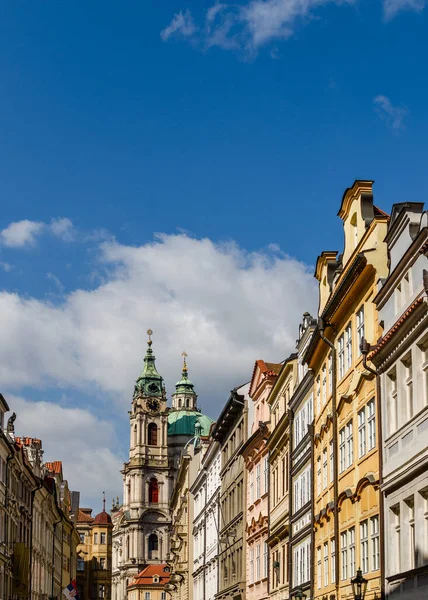 Prag 'daki belediye binası. Çek Cumhuriyeti. Sokak.