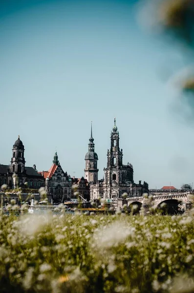 Almanya 'nın Dresden şehrinde Elbe nehri ile Eski Şehir mimarisi