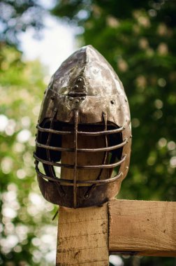 Ortaçağ metal şövalye miğferi