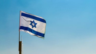 Mavi gökyüzüne karşı bayrak İsrail