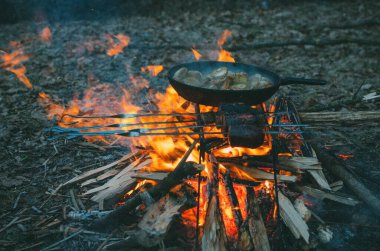Doğada ateşte pişirmek