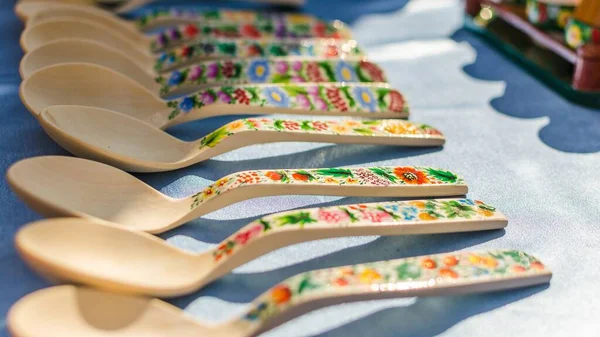 Bir masada bir sürü el yapımı kaşık