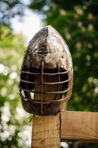 Ortaçağ metal şövalye miğferi