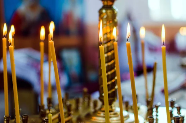 Ukrayna kilisesinde mum yakmak.