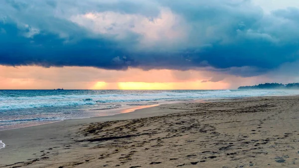 Okyanus sahilinde tropik gün batımı. Sri Lanka