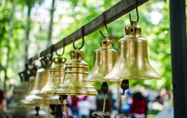Tapınakta bir sürü çan var.
