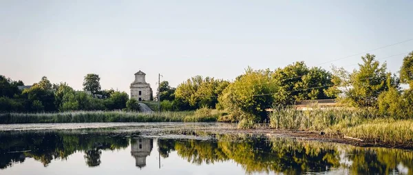 Ukrayna 'nın su köyündeki ağaçların yansıması