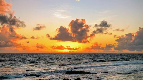 Sri Lanka sahilinde gün batımı