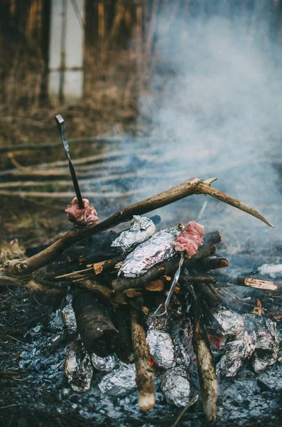 Izgarada kızarmış balık.