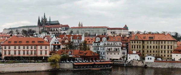 Vårens Prag Tjeckien Utsikt Från Karlsbron — Stockfoto