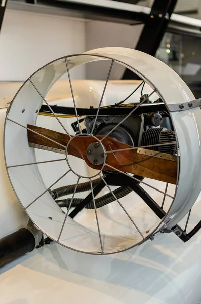 Müzedeki uçağın ahşap tekerleği.