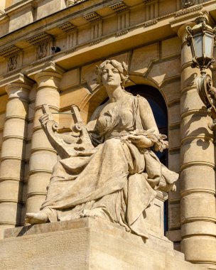 Prag 'daki Bakire Meryem heykeli. Çek Cumhuriyeti. Çek Filarmoni Orkestrası. esk filarmonisi