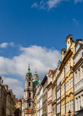 Prag 'daki belediye binası. Çek Cumhuriyeti. Sokak.