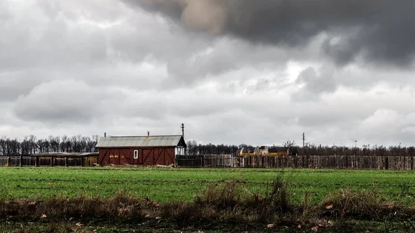 Tarlada bulutlu eski bir ev