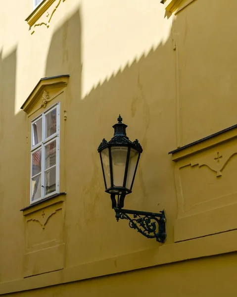 Prag 'da duvardaki eski sokak lambası. Çek Cumhuriyeti