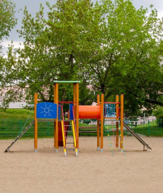 Parkta çocuksuz oyun parkı. COVID-19