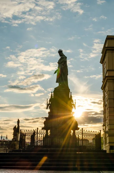Charles Köprüsü 'nde güzel bir bahar günbatımı, Prag Czech Cumhuriyeti