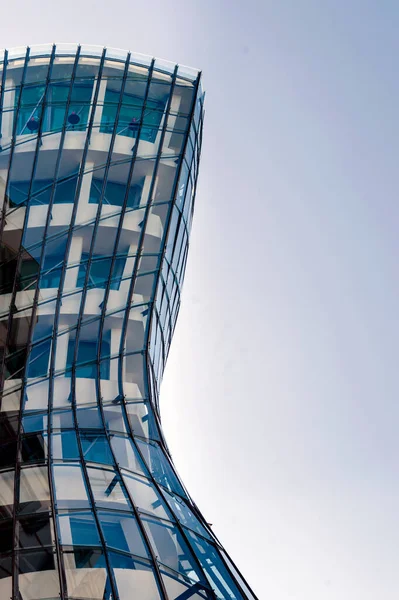 Şehirde eğimli pencereleri olan modern mimari