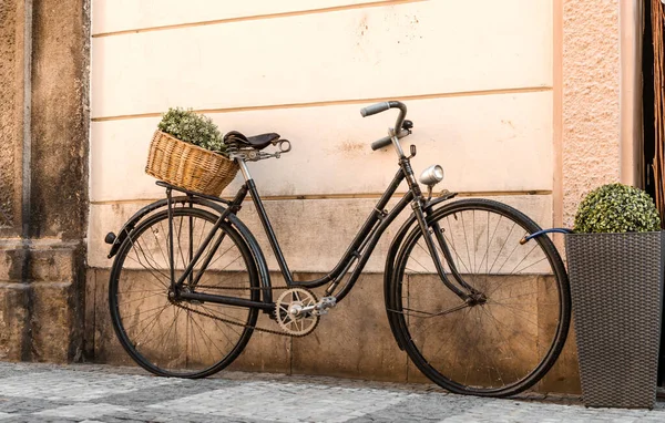 Bicicleta Retro Frente Una Pared Ladrillo Calle Con Una Cesta — Foto de Stock