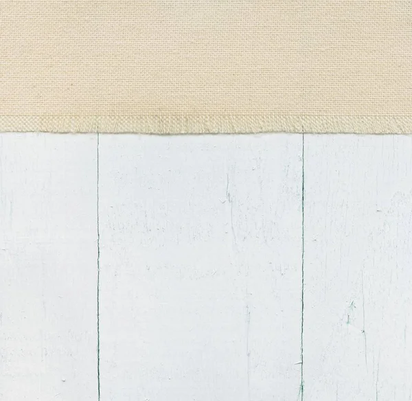 Ahşap beyaz bir duvar bir arka plan üzerine kumaş — Stok fotoğraf