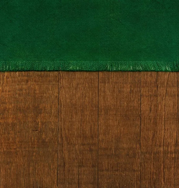 Día de San Patricio, tela verde sobre fondo de madera — Foto de Stock