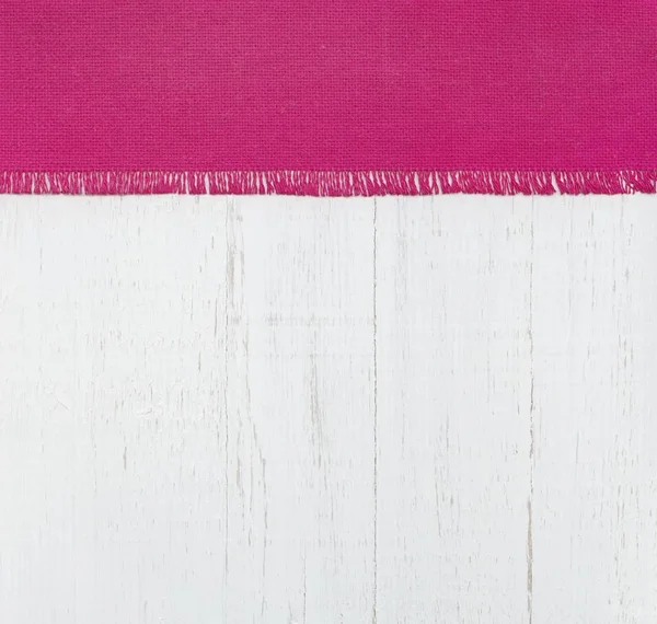 Красная салфетка на фоне белой деревянной стены — стоковое фото