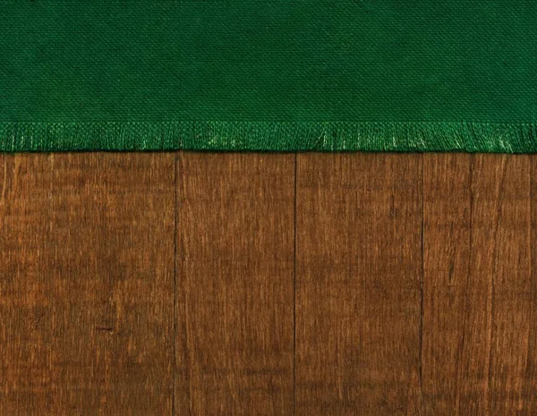 День Святого Патрика, зеленая ткань на деревянном фоне — стоковое фото