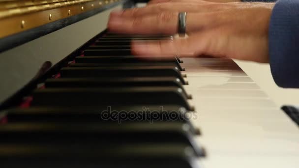 Чоловік грає на піаніно в будинку — стокове відео