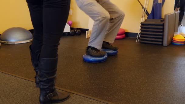 Egy ember gyakorlatok egyensúlyt a fizikai terápia — Stock videók