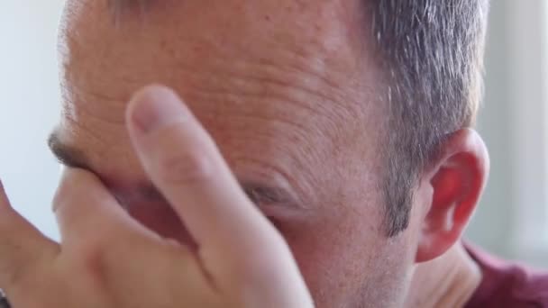 Un homme met sa lentille de contact dans son oeil — Video