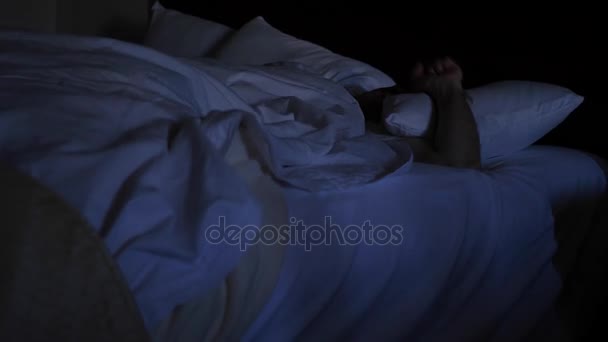 A man restless in a hotel bed — Stock Video