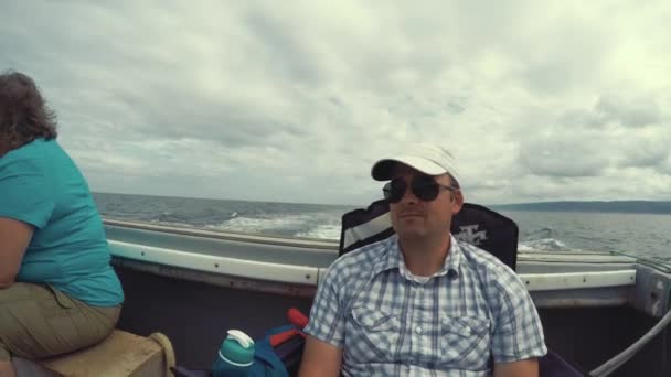 一家人乘坐一艘渔船在海洋中 — 图库视频影像