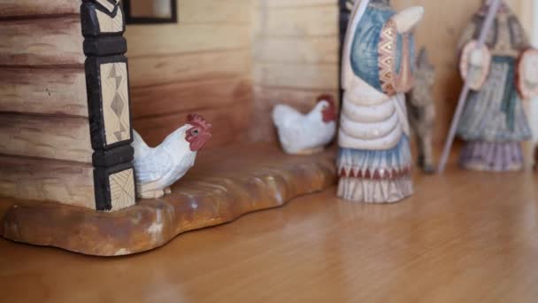 Un hombre montando una escena de pesebre para Navidad — Vídeos de Stock