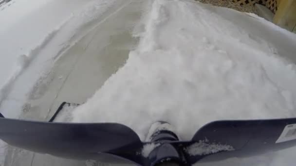 Bir adam kar driveway kürekler. — Stok video