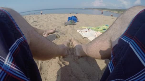 Una familia relajándose en una hermosa playa de arena — Vídeos de Stock