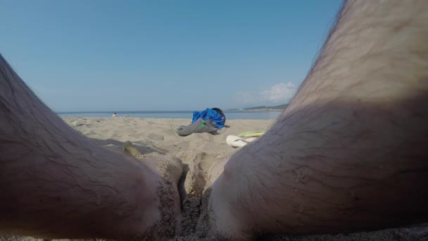 Una familia relajándose en una hermosa playa de arena — Vídeos de Stock
