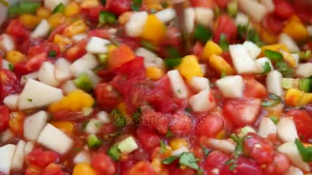 Člověk vyvolává barevné broskví salsa — Stock video