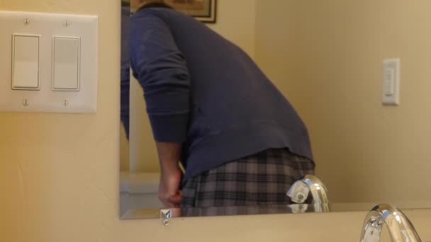 Egy ember kikapcsolja a fürdőszobában könnyű otthonában — Stock videók