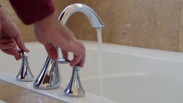 A man turns the faucet handle — Stock Video