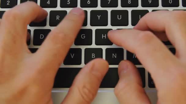 En man att skriva på hans bärbara dator — Stockvideo