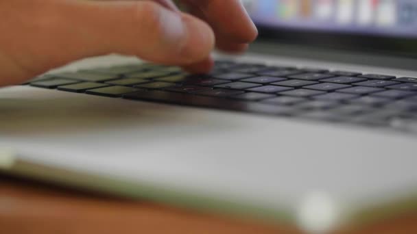 Egy ember gépelés a saját laptop számítógép — Stock videók