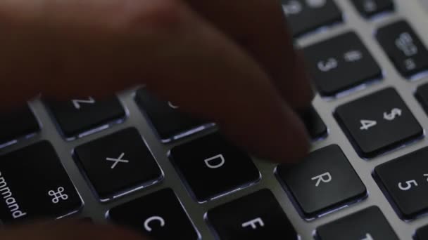 Un hombre escribiendo en su computadora portátil — Vídeo de stock