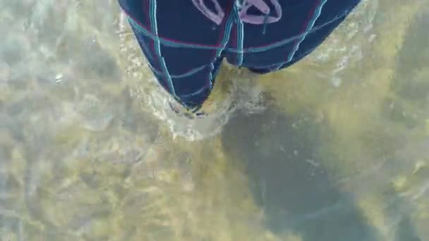 Bir adam su altında yüzüyor — Stok video
