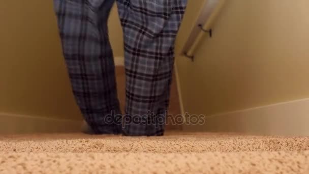 一名男子穿着睡衣走下楼梯 — 图库视频影像