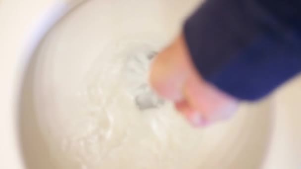 Ein Mann wäscht und schrubbt die Toilette — Stockvideo