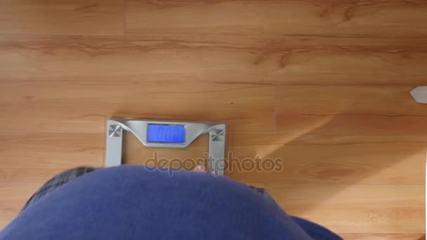 自身の重量を量るスケール上で男の手順 — ストック動画