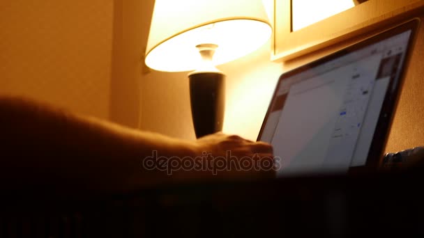Un hombre trabaja usando su computadora — Vídeo de stock