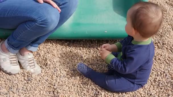 Een moeder en baby spelen in het park — Stockvideo