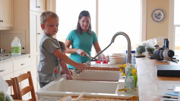 Uma mãe e meninos cortam tomates para salsa fresca — Vídeo de Stock